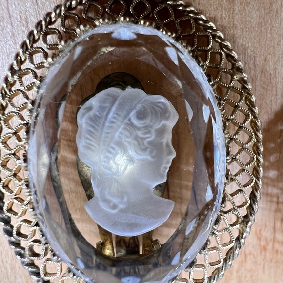 Vtg Whiting & Davis Gold Tone Crystal Intaglio Filigree Cameo Clip On Earrings - Picture 1 of 12